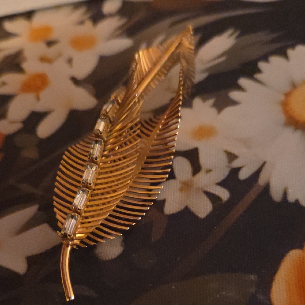 Gold Leaf Brooch - Picture 3 of 4